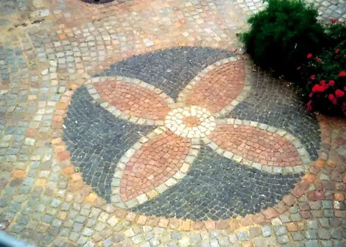 Kopfsteinpflaster im modernen Sternenmuster verlegt