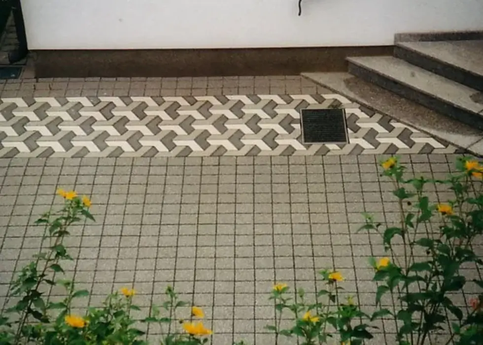 Ein mit Muster verzierter Betonpflaster ist in einem Hinterhof verlegt