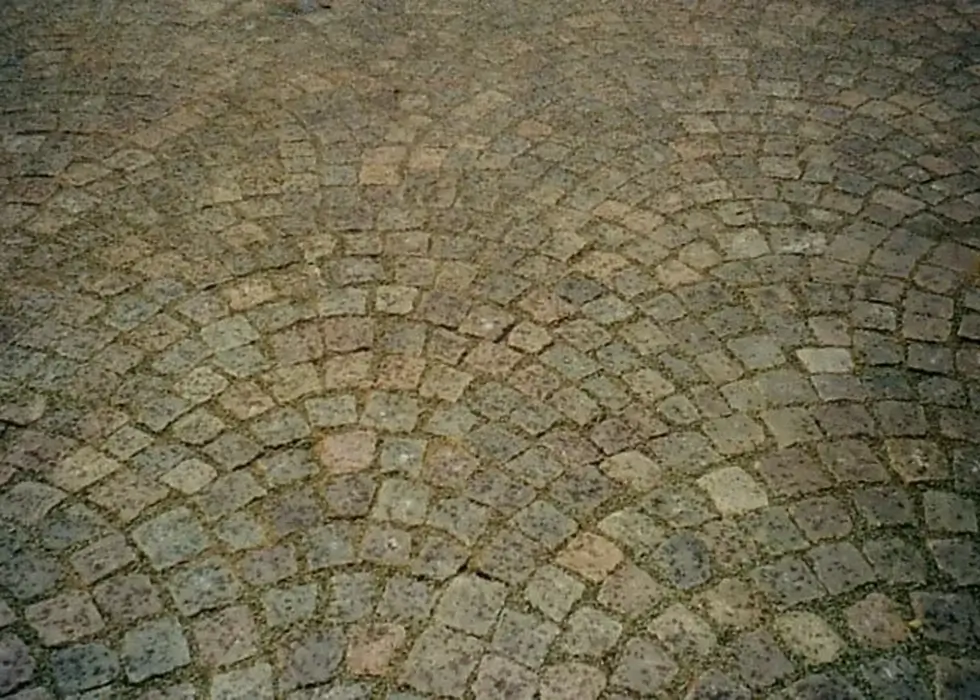 Ein neues Kopfsteinpflaster wurde strahlenförmig auf einem Weg verlegt