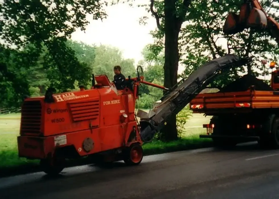 Straßenunterhaltung mit Baumschnitt an der Fahrbahnkante