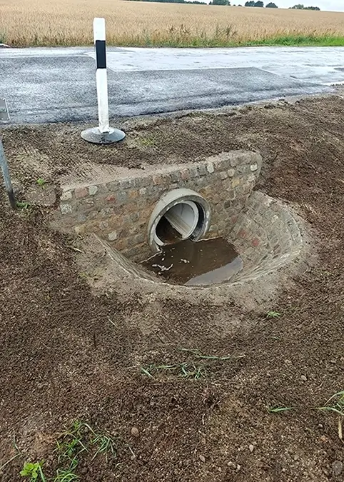 Der Durchlass am Straßenrand wurde frisch saniert