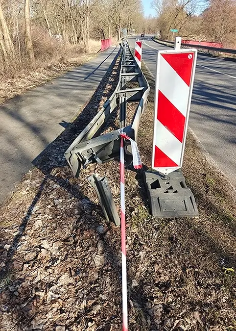 Nach einer Beschädigung der Leitplanke wird sie wieder instand gesetzt