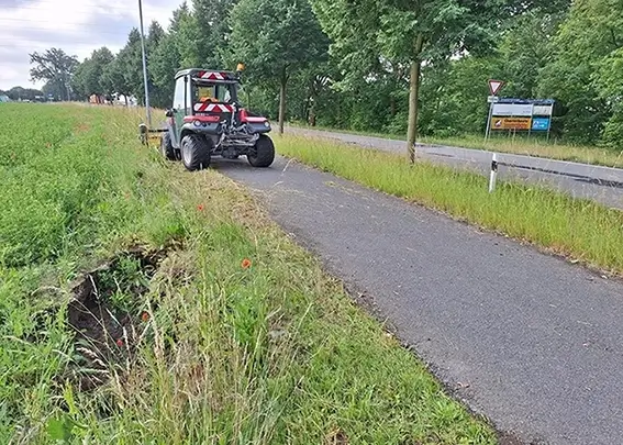 Mäharbeiten auf einer Landstrasse