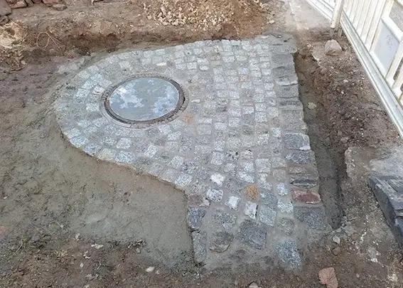 Pflasterarbeiten werden für die Regenentwässerung neu verlegt