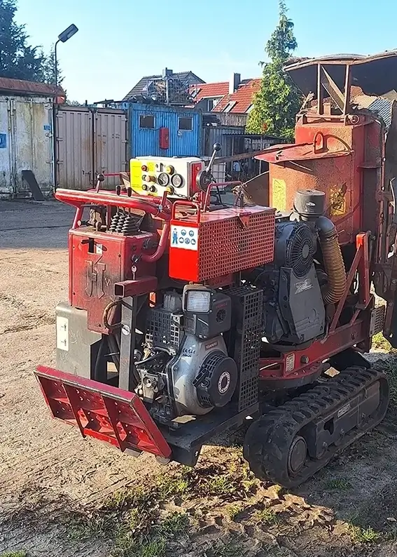Eine große Stubbenfräseparkt auf einer Strasse